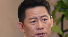 美女脱下内衣内裤让男人舔
